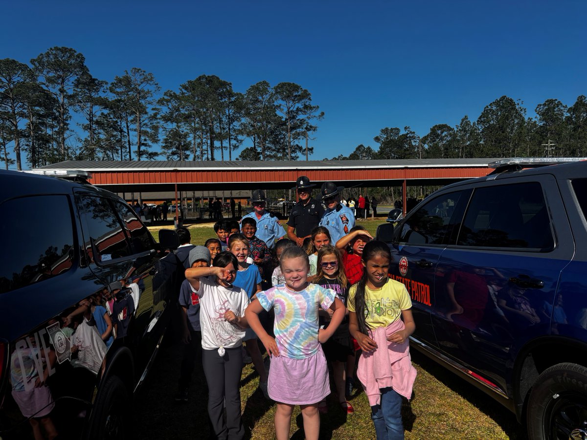 ga_dps's tweet image. Our Troopers and CVE Officers had a great time visiting Pearson Elementary School for their Touch-A-Truck event.
Students had the chance to explore our vehicles and meet the officers behind the badge
#TouchATruck #CommunityFirst #gsp #CVE #GADPS