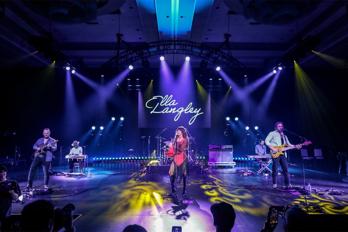 CRSOfficial's tweet image. Just like that I'm back to loving life again ❤️ Who was there for Ella Langley's New Faces performance? #countrymusic #newfaces #countryradio #crs2026