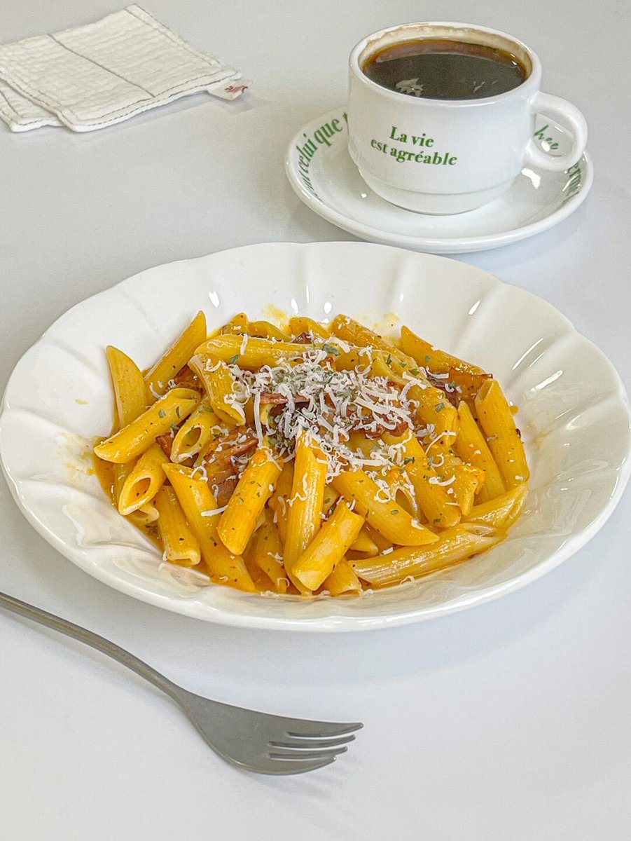 rooska08's tweet image. 10-min Creamy Tomato Pasta!  Sauté garlic + cherry tomatoes, stir in heavy cream, toss with al dente pasta, top with parmesan u0026 basil. Quick, cozy, delicious! #HomeCooking #EasyRecipe