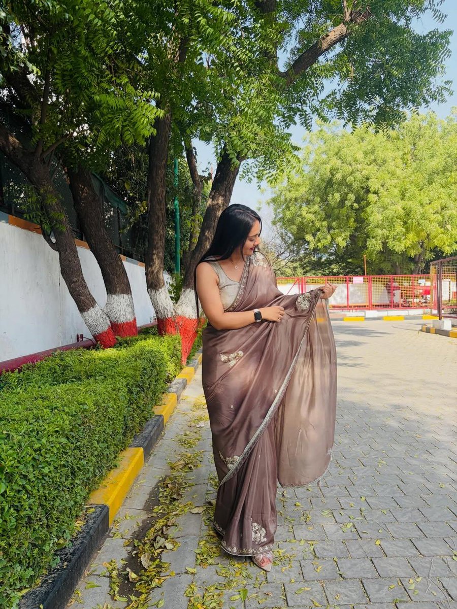archna381's tweet image. Kaise karu khud pe focus 
Mera pura focus toh pllu ke upar hai🩷
Chic in brown….
#instagram #instagood #post #brownskingirls #reels