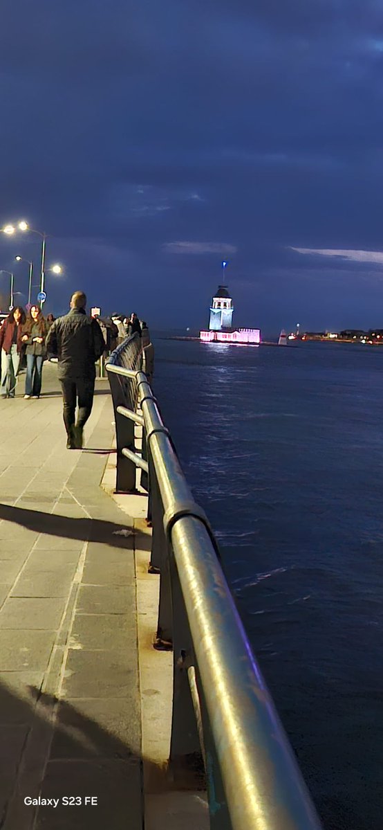 Akşamları ayrı bir güzelsin üsküdar