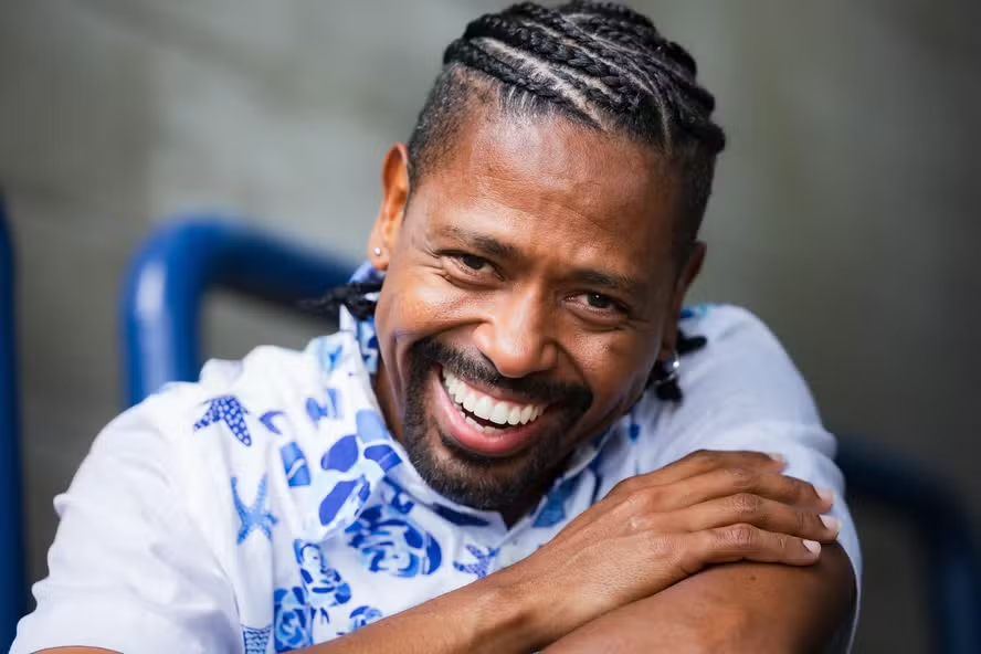 quem's tweet photo. Fora do #BBB26, @LeoRochaBoneco explica à Quem sobre atendimentos médicos nos últimos dias na casa: "Fizeram todos os exames e não tinha nada físico. Era algo muito mais sentimental, era uma saudade apertando. Eu nunca tinha ficado tanto tempo longe da minha filha".