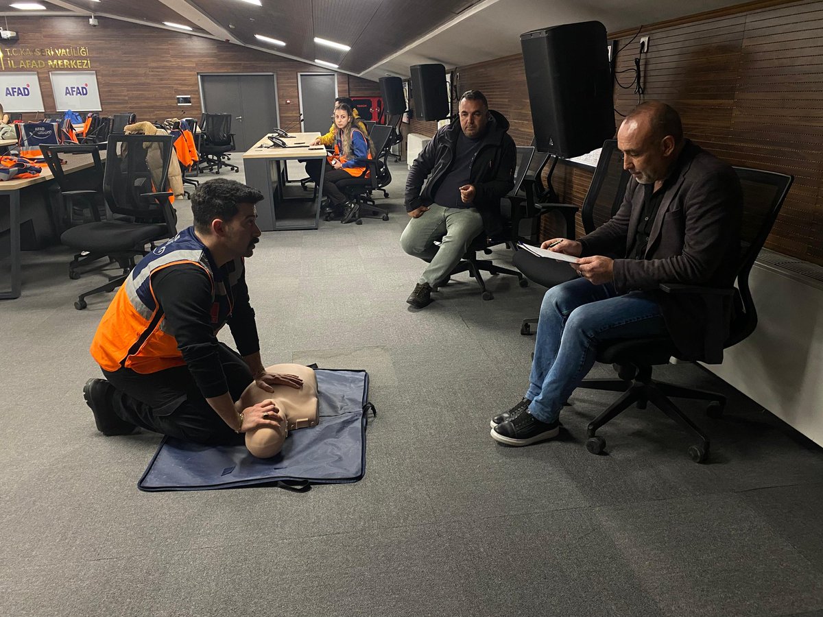 afadgonullu38's tweet photo. İki gün süren Temel İlk Yardım Eğitimlerimizi başarıyla tamamladık.
Katılan tüm personel ve gönüllülerimize teşekkür ederiz.
@gokmen_cicek_ @kayserivaliligi @AFADBaskanlik @AFAD_gonullu @afad_gonulluler @AfadKayseri 
#ilkyardım #neredehayatoradaafad
#gönüllüol https://t.co/WdjzIW3X72