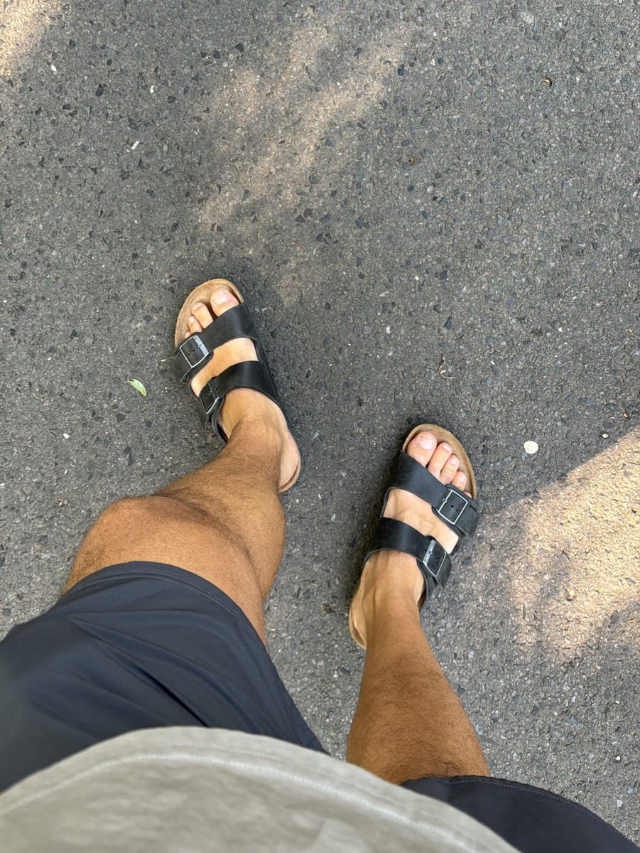 Marvinstw's tweet photo. #birkenstock #feet #feetworshi̇p #boss #lick https://t.co/FwGJ4Sd4cu