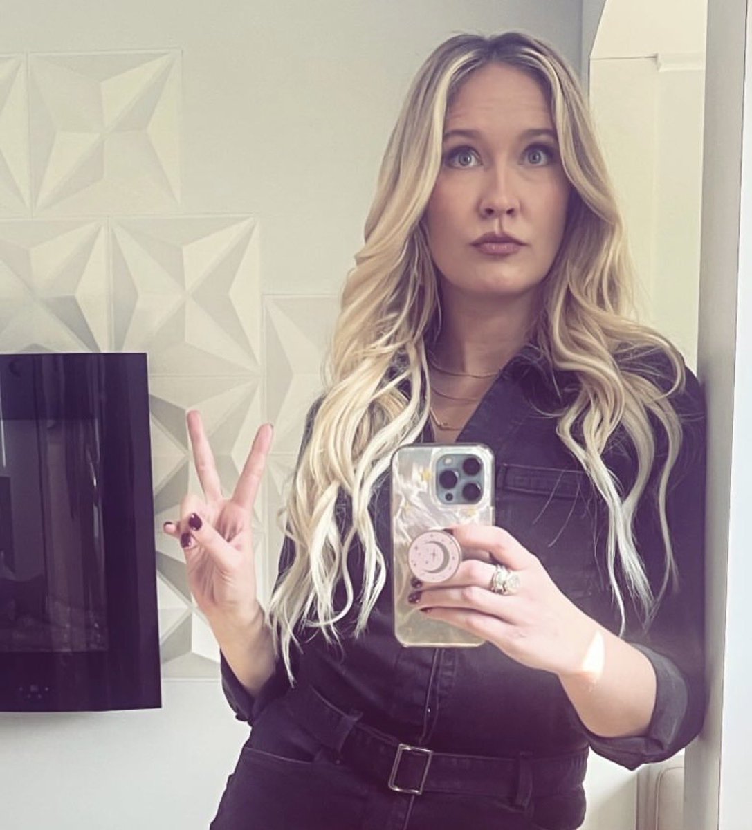 BonheurJewelry_'s tweet image. Effortless looks better in gold.

@TheRealAnnaCamp x the Daphne Hoops &amp;amp; Joelle Necklace

#BonheurJewelry — #AnnaCamp #ModernClassic #GoldHoops #StatementHoops #LayeredNecklaces