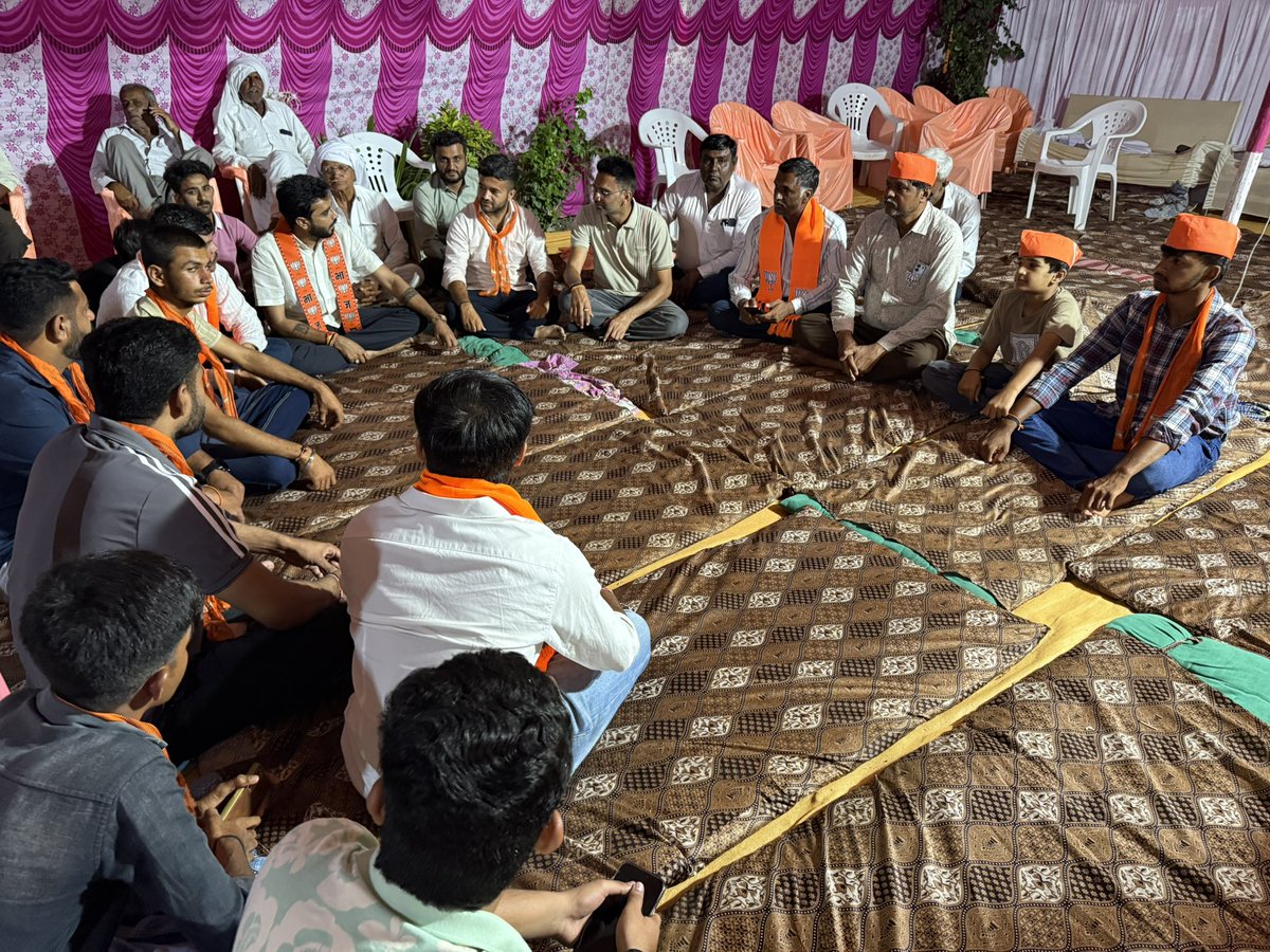 DipeshKatariy7's tweet image. આજ રોજ અંજાર તાલુકા યુવા મોરચા દ્વારા ખેડોઈ જિલ્લા પંચાયત માં આવતા ગામો સંઘડ,માથક, રામપર, તુણા ગામોમાં ખાટલા બેઠક, ચાય પે ચર્ચા બેઠકો થઈ . સૌ યુવાનો ખૂબ ઉત્સાહ પૂર્વક ભાગ લીધો અને તેની સાથે સંવાદ કરવામાં આવ્યો .

અંજાર તાલુકા યુવા મોરચાના કાર્યકર્તાઓએ બેઠકો માં ભાગ લીધો.
#bjym