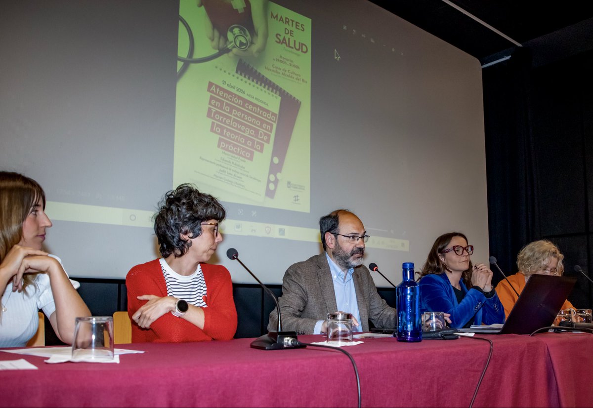 PSOETorrelavega's tweet photo. Gran éxito de participación en la charla de hoy de #MartesDeSalud en #Torrelavega: “Atención centrada en la persona. De la teoría a la práctica”.

El concejal de Sanidad @JoseLuisUrraca ha dado las gracias a las profesionales participantes y al público por hacerlo posible. https://t.co/yueIgfk7Jp