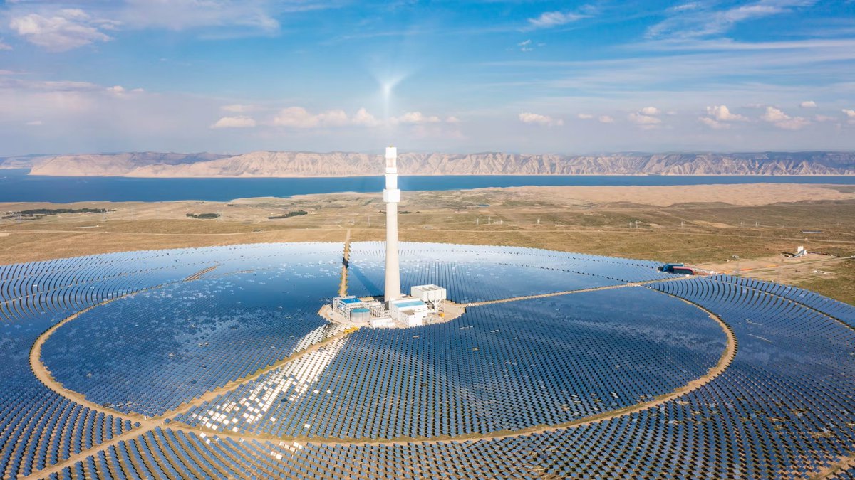 الصين افتتحت محطة جينتا للطاقة الشمسية بمقاطعة گان‌سو، في مارس 2026، بقدرة 4.3 جيجاواط. يعني بقدرة تساوي مشروع مفاعلات الضبعة النووية (4). استغرق إنشاء جينتا 3 سنوات، بينما الضبعة بدأ إنشاؤه في 2015، ولن يتم قبل 2035. جينتا واحد من 6 مشاريع متساوية اكتملت
solarpaces.org/2000mwht-molte…