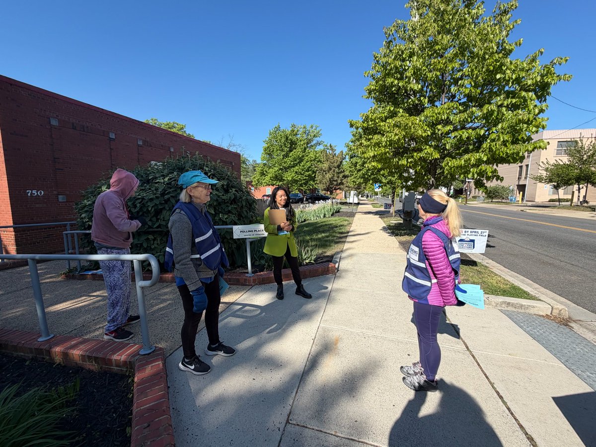 AdeleMcClure_'s tweet image. Out greeting voters at the polls in my district! Lots of Vote YES energy out here! 

iwillvote.com/va
#VoteYES #Virginia