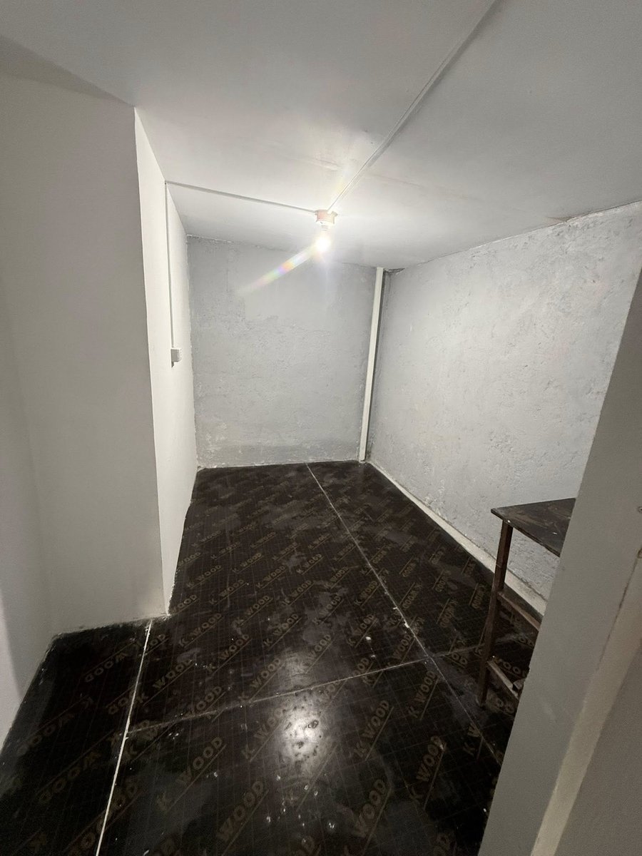 GenQuimba's tweet image. It wasn't easy to fix the second floor of my house (especially as the first team of workers cheated me) but now it's ready, and I already found a tenant for the smaller of the two rooms! Please wish me luck that I can also rent out the bigger room soon.
#HomeRenovation #NewTenant