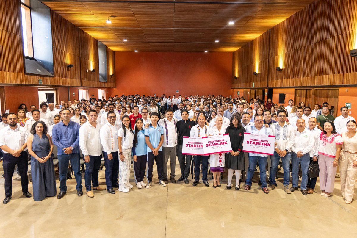 salomonj's tweet photo. Conectamos a nuestra gente con internet para todas y todos. 🛜

Avanzar como estado es brindar herramientas actuales a nuestras hermanas y hermanos, para que puedan desarrollarse y acceder a más oportunidades.

Con esta iniciativa llevamos el servicio a parques, escuelas, instituciones y espacios donde las y los oaxaqueños pueden aprovecharlo al máximo. 🙌🏼