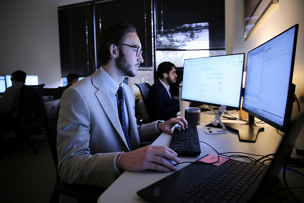 KelleyIndy's tweet photo. Co-op experiences like Business Plus are preparing students to step confidently into their careers while strengthening Indiana’s workforce. Experiential learning like this makes a measurable difference for students and employers alike. Learn more at https://t.co/cSivFwB7FE https://t.co/VeqMZnuv7q