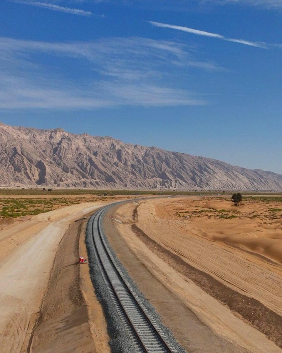 Etihad_Rail's tweet photo. إنجاز جديد في مسيرة الربط الإقليمي.

أعلنت حفيت للقطارات، الشركة المشتركة بين قطارات الاتحاد، وقطارات عُمان، وشركة مبادلة للاستثمار "مبادلة"، عن استكمال 40% من أعمال مشروع الربط السككي بين دولة الإمارات وسلطنة عُمان، أحد أبرز المشاريع الاستراتيجية في قطاع النقل والخدمات اللوجستية. 

ويمتد المشروع على مسافة 238 كم، وتم حتى الآن إنجاز 27 مليون متر مكعب من أعمال الحفر والردم، وتسجيل 10 ملايين ساعة عمل آمنة دون إصابات. ويتم استكمال الأعمال عبر مواقع رئيسية على امتداد المسار، تشمل العين والبريمي ووادي الجزي وصحار، ضمن المشروع الذي يدعم حركة التجارة، ويعزز كفاءة سلاسل الإمداد، ويقرّب المسافات بين البلدين.