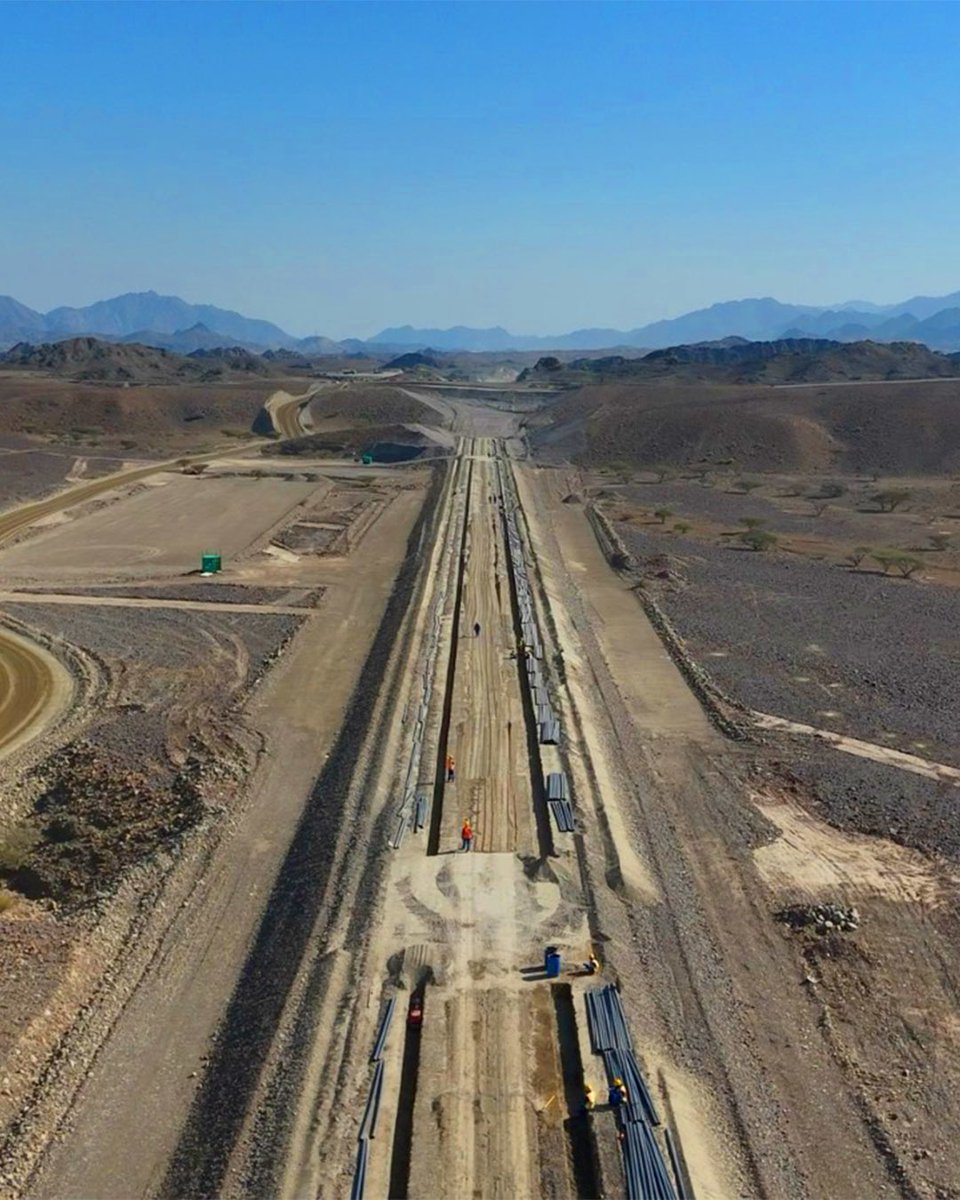 Etihad_Rail's tweet photo. إنجاز جديد في مسيرة الربط الإقليمي.

أعلنت حفيت للقطارات، الشركة المشتركة بين قطارات الاتحاد، وقطارات عُمان، وشركة مبادلة للاستثمار "مبادلة"، عن استكمال 40% من أعمال مشروع الربط السككي بين دولة الإمارات وسلطنة عُمان، أحد أبرز المشاريع الاستراتيجية في قطاع النقل والخدمات اللوجستية. 

ويمتد المشروع على مسافة 238 كم، وتم حتى الآن إنجاز 27 مليون متر مكعب من أعمال الحفر والردم، وتسجيل 10 ملايين ساعة عمل آمنة دون إصابات. ويتم استكمال الأعمال عبر مواقع رئيسية على امتداد المسار، تشمل العين والبريمي ووادي الجزي وصحار، ضمن المشروع الذي يدعم حركة التجارة، ويعزز كفاءة سلاسل الإمداد، ويقرّب المسافات بين البلدين.