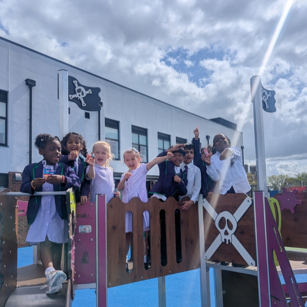 ChapelHillPri's tweet image. Year 2 launched their ‘Pirates’ Topic Entry Point with a treasure hunt! 🏴‍☠️ Following map clues around school, they searched high and low until X marked the spot… where they discovered their treasure. ✨ #KS1 #Pirates #WeAreChapelHill