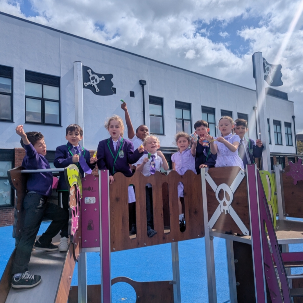ChapelHillPri's tweet image. Year 2 launched their ‘Pirates’ Topic Entry Point with a treasure hunt! 🏴‍☠️ Following map clues around school, they searched high and low until X marked the spot… where they discovered their treasure. ✨ #KS1 #Pirates #WeAreChapelHill