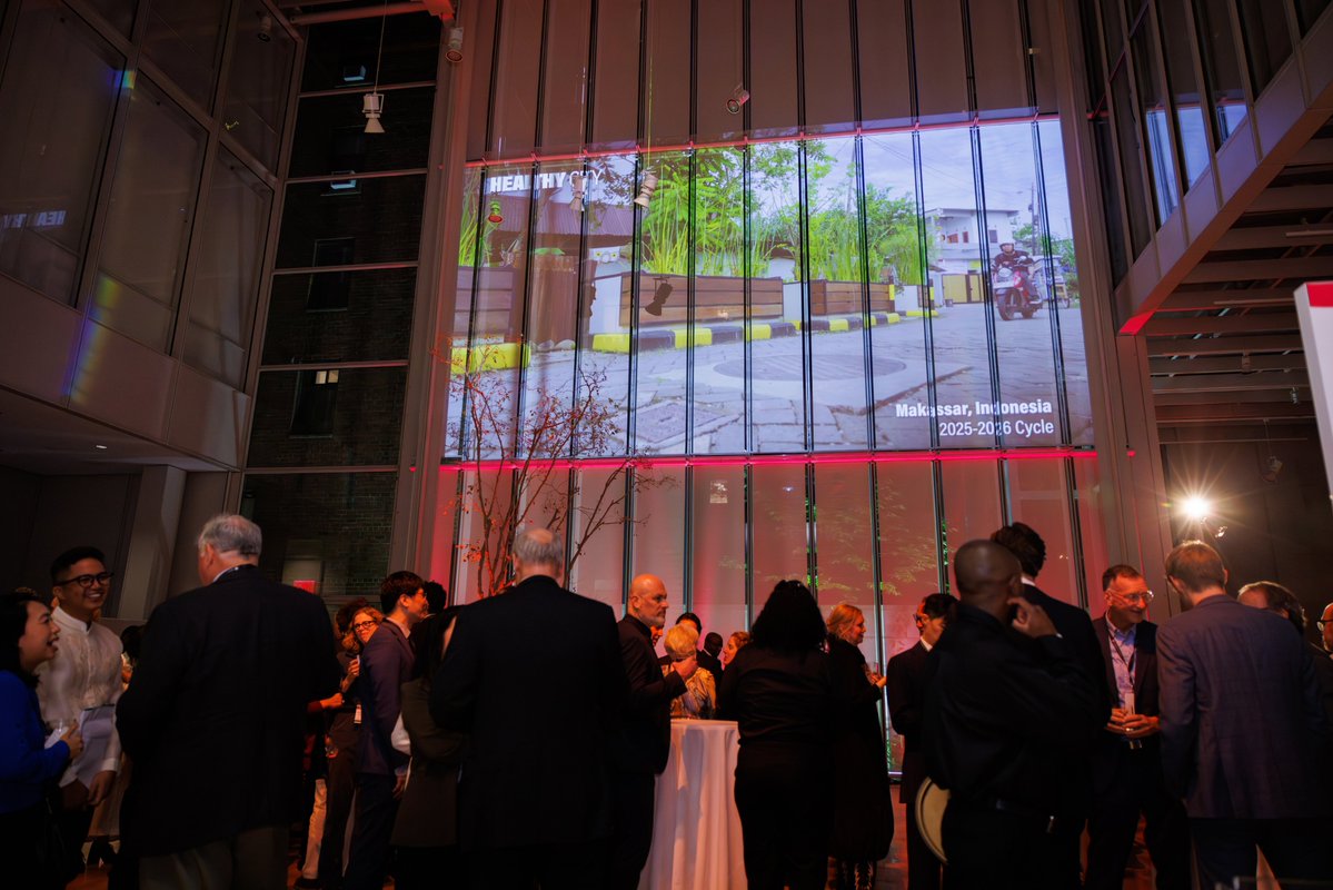 WRIRossCities's tweet image. ICYMI, last night, we honored the 5️⃣ outstanding @WRIRossCities #PrizeforCities finalists catalyzing healthy #cities.

1️⃣ project stood out.

A youth-led movement for transport reform from Manila, 🇵🇭, @MoveAsOnePH took home the $250k grand prize 🏆.

👉 bit.ly/41JOVbQ