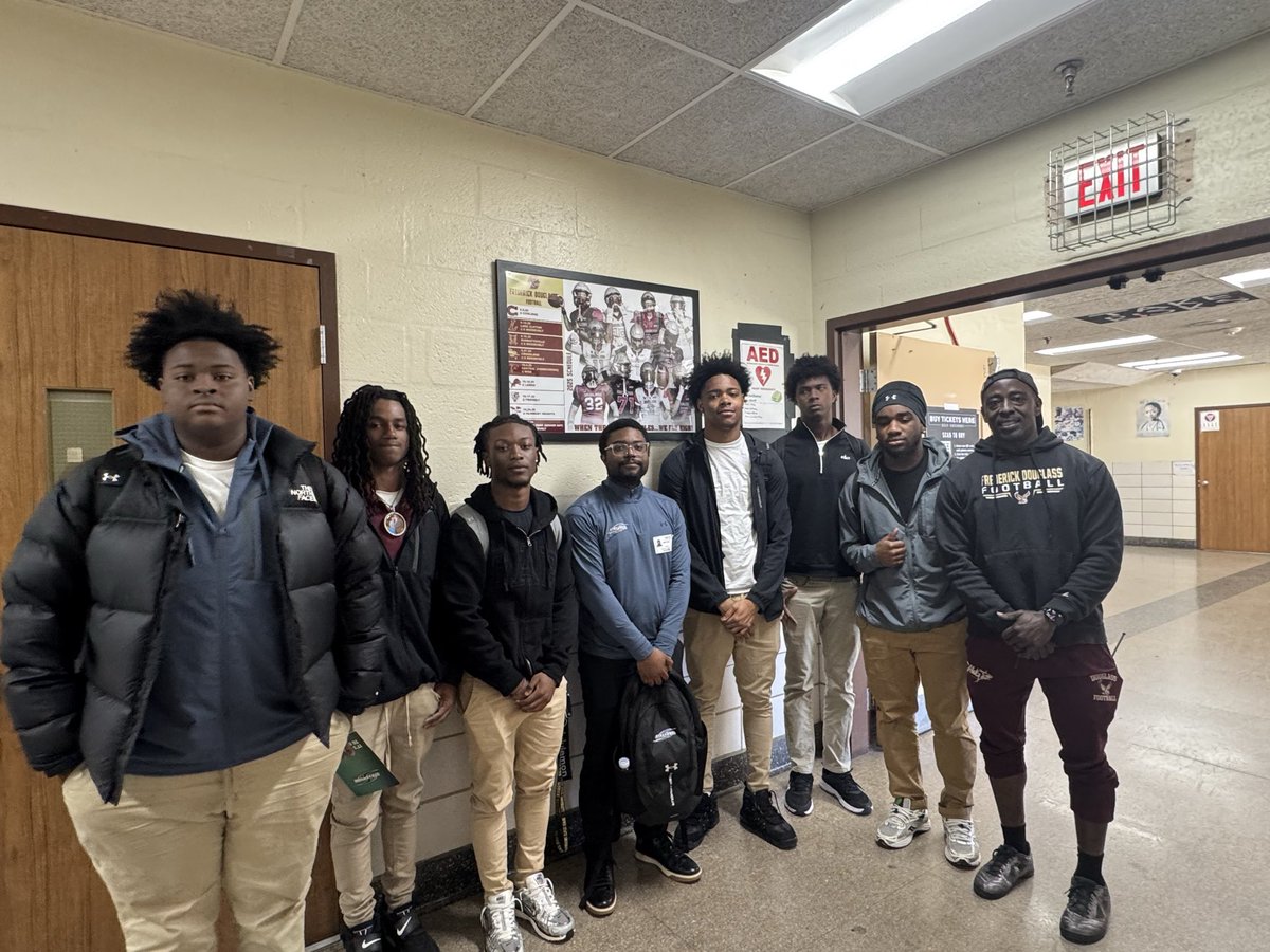 AmirColey_8's tweet photo. Thank you @coachpeeg for coming over to speak to me and my teammates and having a great conversation with us. @SUMustangFB @CoachSutton4 @DmvSportsLive6 https://t.co/MTgdEzaiev