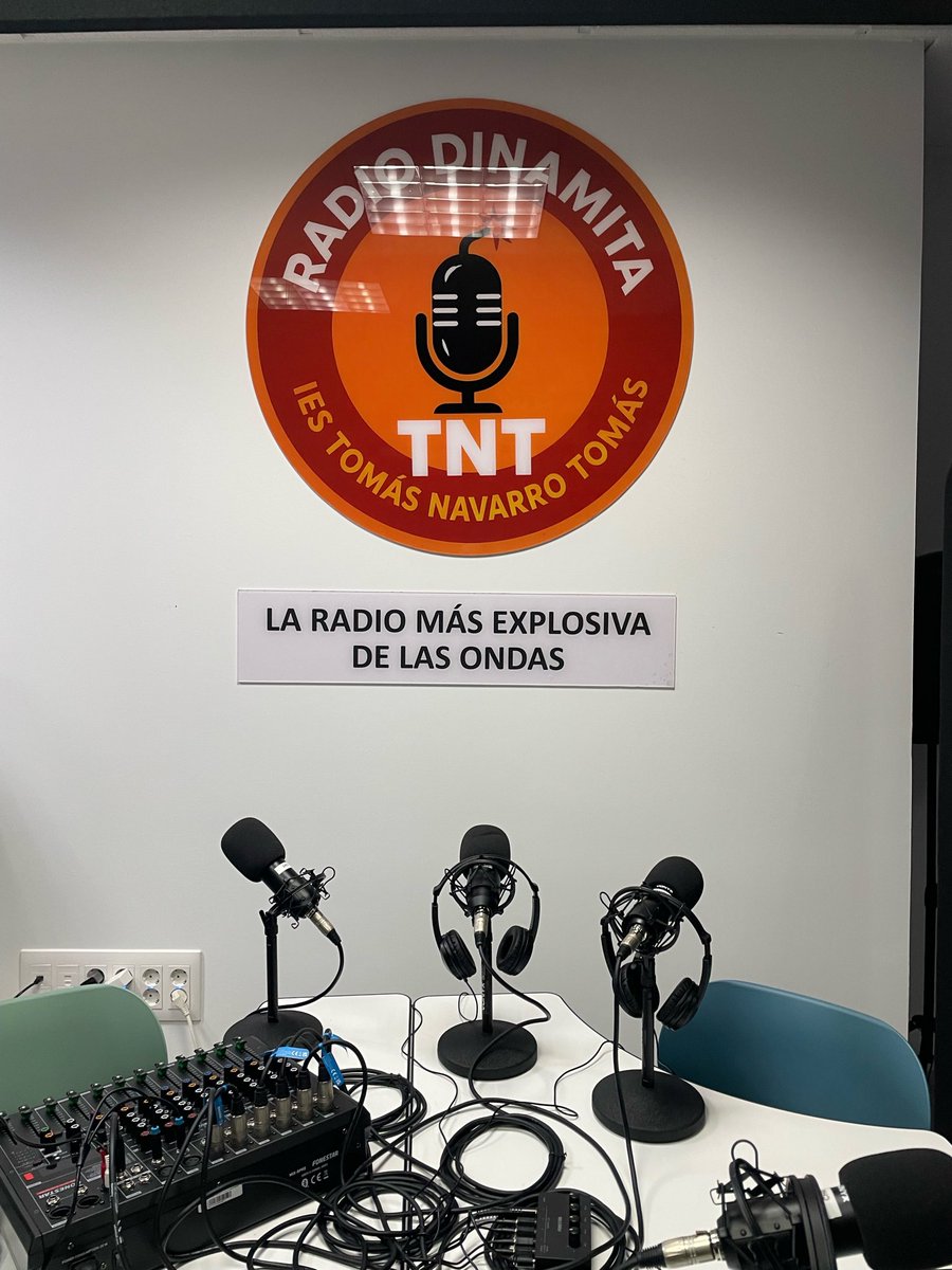 franjavier_gon's tweet photo. Comenzamos a emitir desde Radio Dinamita-TNT,la radio más explosiva de las ondas  @iestnt . Felices con nuestro nuevo proyecto. https://t.co/wJK24tpFew