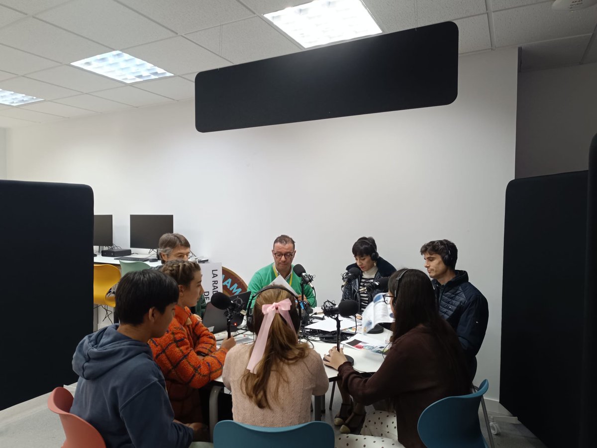 franjavier_gon's tweet photo. Comenzamos a emitir desde Radio Dinamita-TNT,la radio más explosiva de las ondas  @iestnt . Felices con nuestro nuevo proyecto. https://t.co/wJK24tpFew
