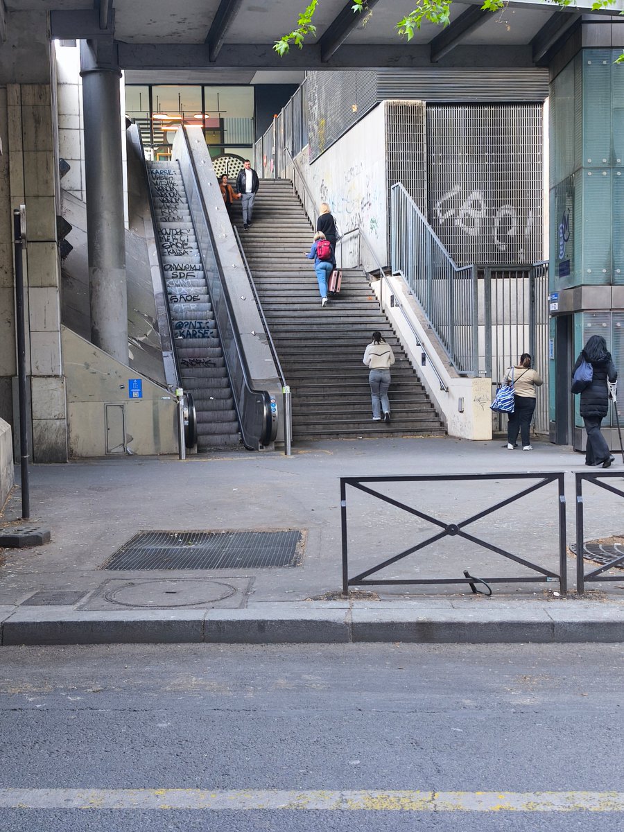 Fredoch75's tweet photo. Bonjour @Parisjecoute , @mairiedu13, cet escalier mécanique est hors service depuis plusieurs mois, il est situé face au 87 rue du chevalet à proximité immédiate de la station Bibliothèque François Mitterrand. Merci de le faire remettre en service, ça grogne !! https://t.co/BGQulV9ZJk