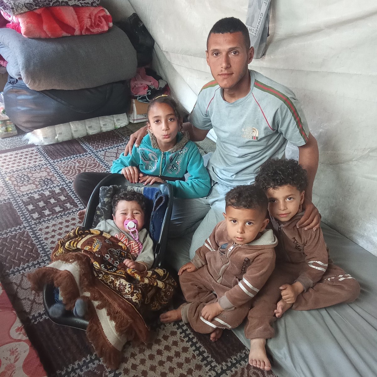 mmyn1976's tweet image. I hope that compassionate hearts will stand by this family. I hope you will help me improve their situation and purchase medicine. 
#donation