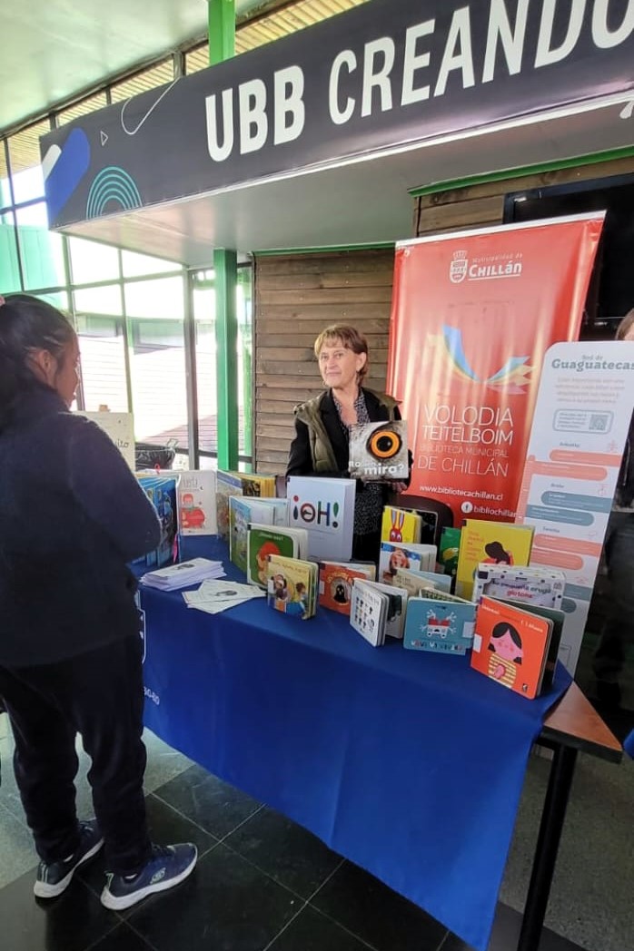culturachillan1's tweet photo. 📌 📚 Nuestra Biblioteca Municipal “Volodia Teitelboim” ha participado activamente este martes 21 en la Feria del Libro, realizada en el Campus Fernando May de la UBB 
¡Seguimos acercando la lectura a todos! 📖💙
#FeriaDelLibro #LecturaParaTodos #Cultura https://t.co/FkvlJBv5PC