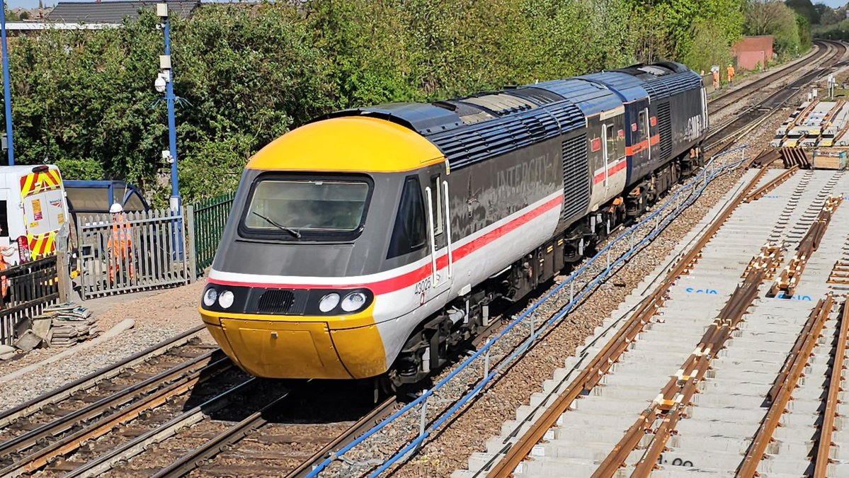 Harrod15S's tweet image. @125Group power cars 43025 &amp;amp; 43060 through Swinton this morning off to pick up the freshly painted couple of coaches from Loughborough Brush #class43 #HST #trains #Swinton