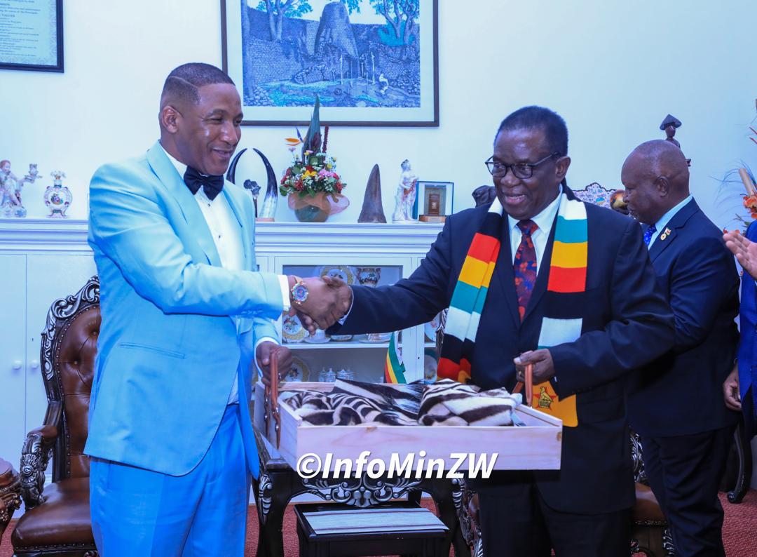 InfoMinZW's tweet image. His Excellency President Mnangagwa @edmnangagwa exchanges gifts with Botswana counterpart, President Duma Boko @BWPresidency
#engagement
#Botswana
#Zimbabwe