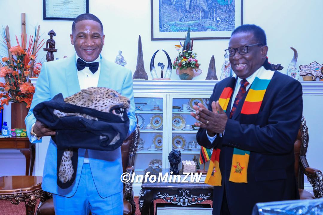 InfoMinZW's tweet image. His Excellency President Mnangagwa @edmnangagwa exchanges gifts with Botswana counterpart, President Duma Boko @BWPresidency
#engagement
#Botswana
#Zimbabwe