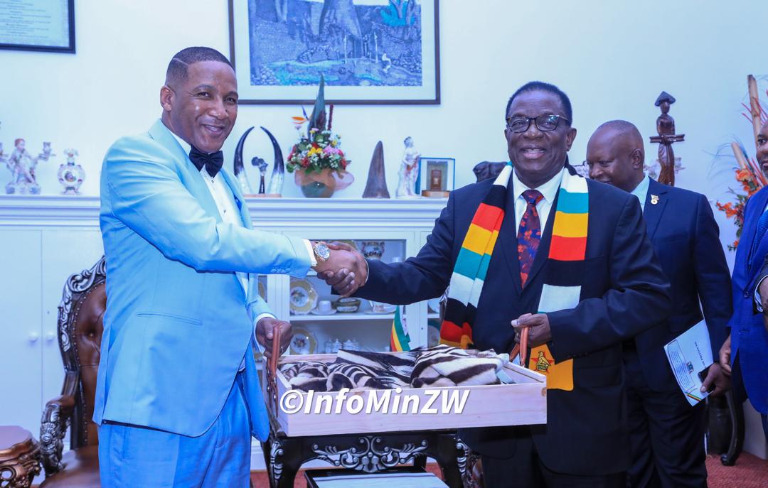 InfoMinZW's tweet image. His Excellency President Mnangagwa @edmnangagwa exchanges gifts with Botswana counterpart, President Duma Boko @BWPresidency
#engagement
#Botswana
#Zimbabwe