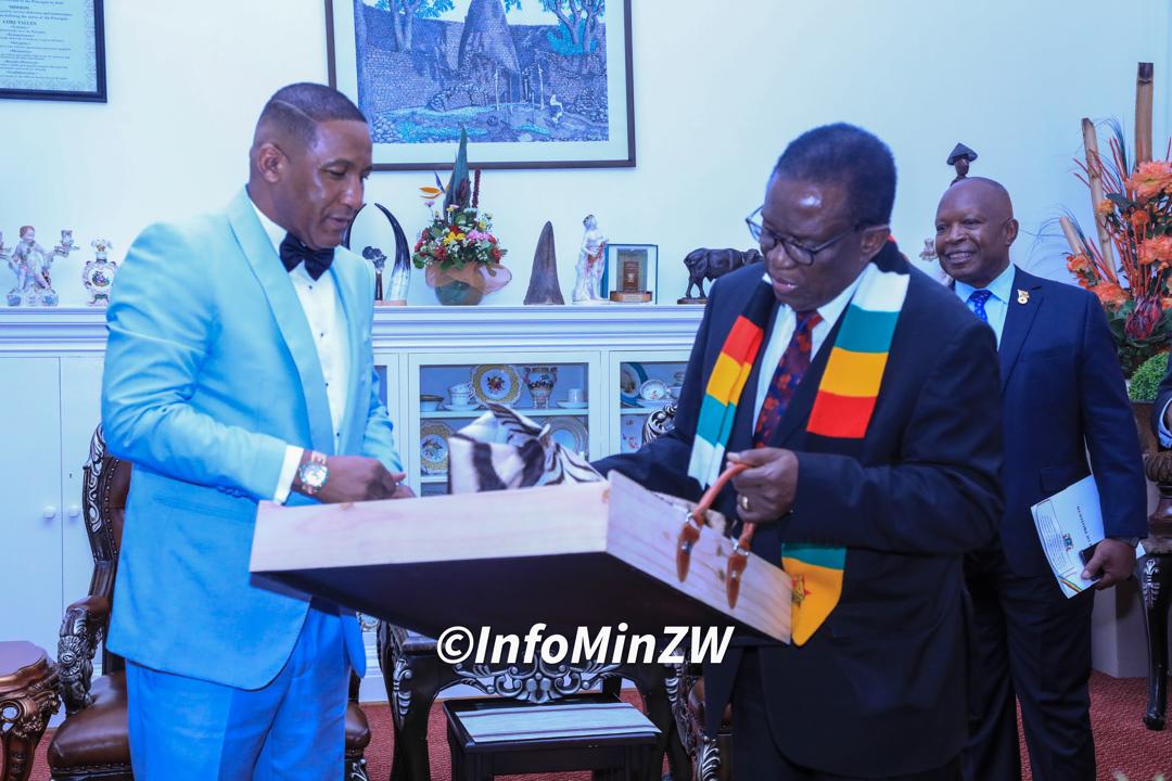 InfoMinZW's tweet image. His Excellency President Mnangagwa @edmnangagwa exchanges gifts with Botswana counterpart, President Duma Boko @BWPresidency
#engagement
#Botswana
#Zimbabwe