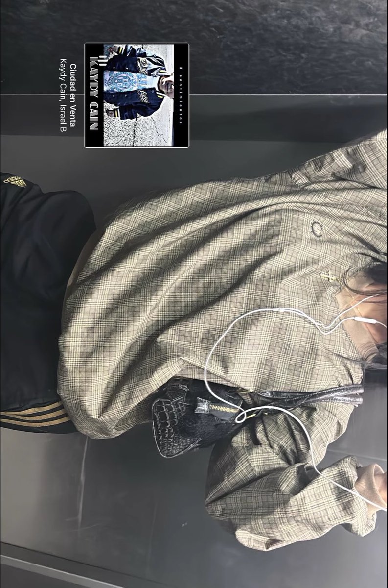 he perdido esta sudadera en <a href="/casa__pepa/">CASA PEPA</a> o sus alrededores el viernes 17 si alguien se la encontró se k está guapísima pero m la trajeron d chile, pago x ella me da igual😔