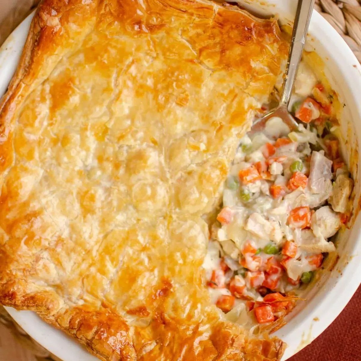 Living_Lou's tweet image. Turkey or chicken pot pie is made with with puff pastry!

Use a cooked rotisserie chicken to make the recipe quickly.  It’s a classic with the added carrots, celery, onion and peas.

RECIPE: buff.ly/2RbGXm2
#foodie #recipe