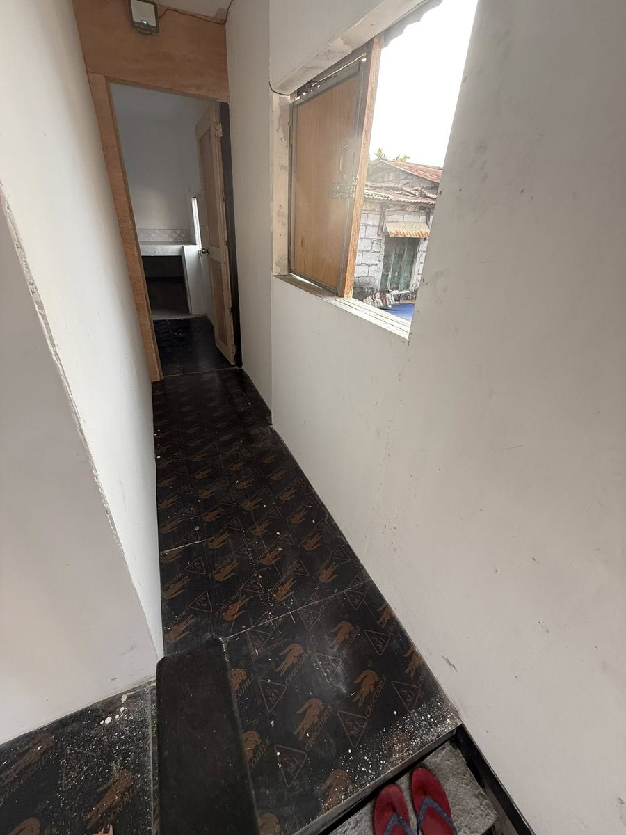 GenQuimba's tweet image. It wasn't easy to fix the second floor of my house (especially as the first team of workers cheated me) but now it's ready, and I already found a tenant for the smaller of the two rooms! Please wish me luck that I can also rent out the bigger room soon.
#HomeRenovation #NewTenant