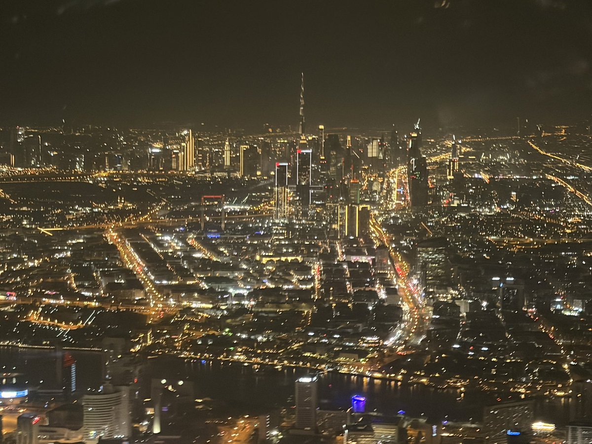 VisheshCC's tweet image. #Sunday Night 
#Emirates take off DXB DEL c. 10pm 

Only a matter of time before ultra rich flock to the city again I feel. Will seek more diversity of options, capital/ banking etc but as a hub, it’s pretty clear #Dubai will remain the center of the World