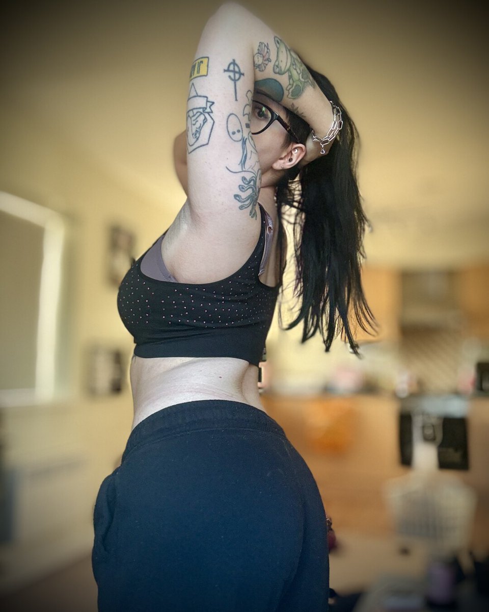 TNamelessGhuleh's tweet image. just stretching real quick... for what? idk lol #namelessghulehof #alternative #goth #RedBull #gamer