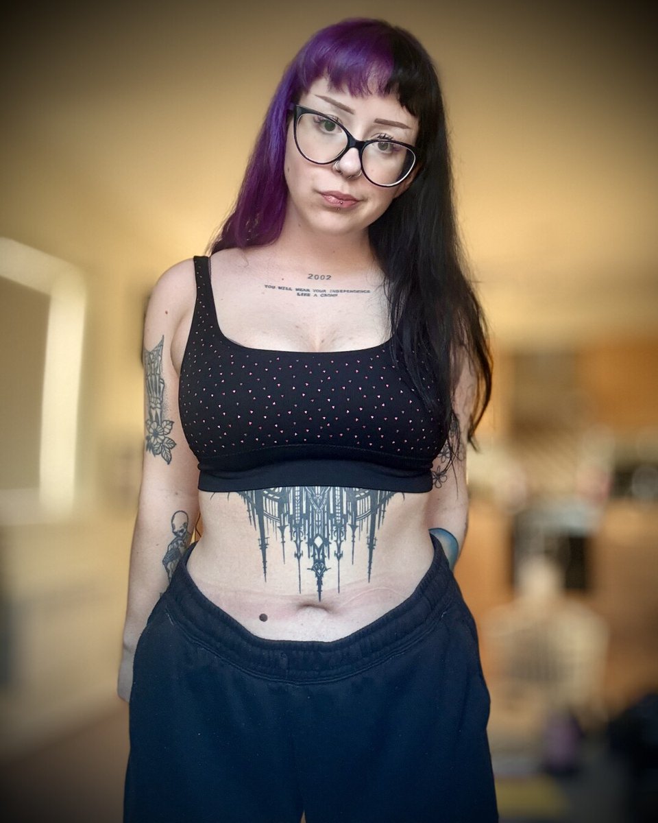 TNamelessGhuleh's tweet image. just stretching real quick... for what? idk lol #namelessghulehof #alternative #goth #RedBull #gamer