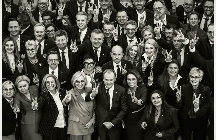 Do wyborów parlamentarnych w 2027 roku zostało jeszcze ok. 530 - 550 dni, a to znaczy, że Polska (czyli każdy obywatel) zadłuży się o kolejne ok. PÓŁ BILIONA złotych ‼️‼️‼️ Czy naprawdę demokracja musi tak wiele kosztować? Dlaczego wyraziliśmy zgodę, aby władzę w Polsce