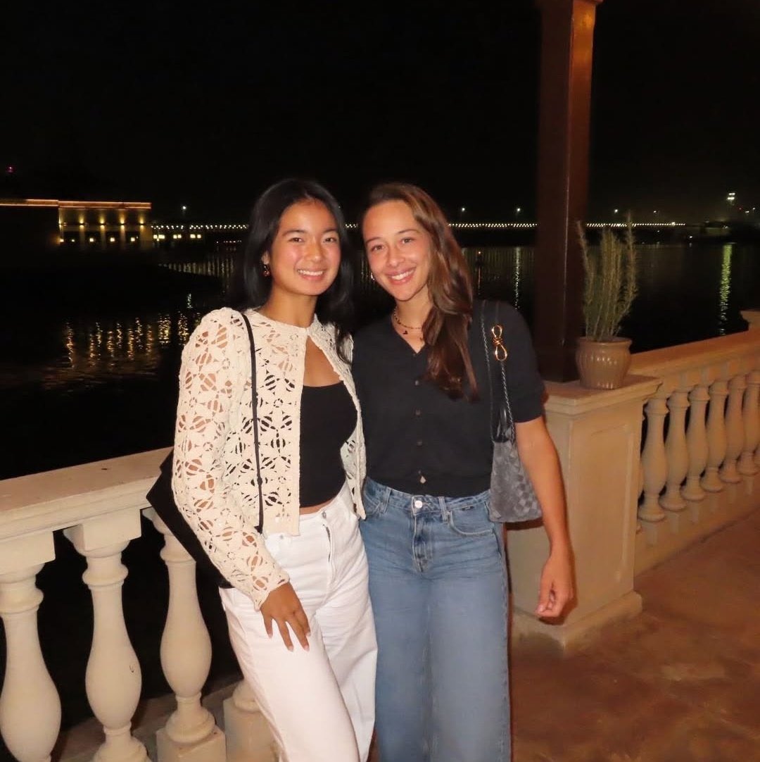 Bir süredir yazılıp çiziliyor, konuyla ilgili konuşuluyor, bize de her gün soruyorlar. Doğru mu değil mi, değil desek de inanmıyorlar. Demek ki hissediyorlar, belki de haklılar 😊

Evet doğru, Zeynep Sönmez ve Alex Eala Madrid’de birlikte çiftler oynuyor! 💕 #Zeylex #MMOPEN