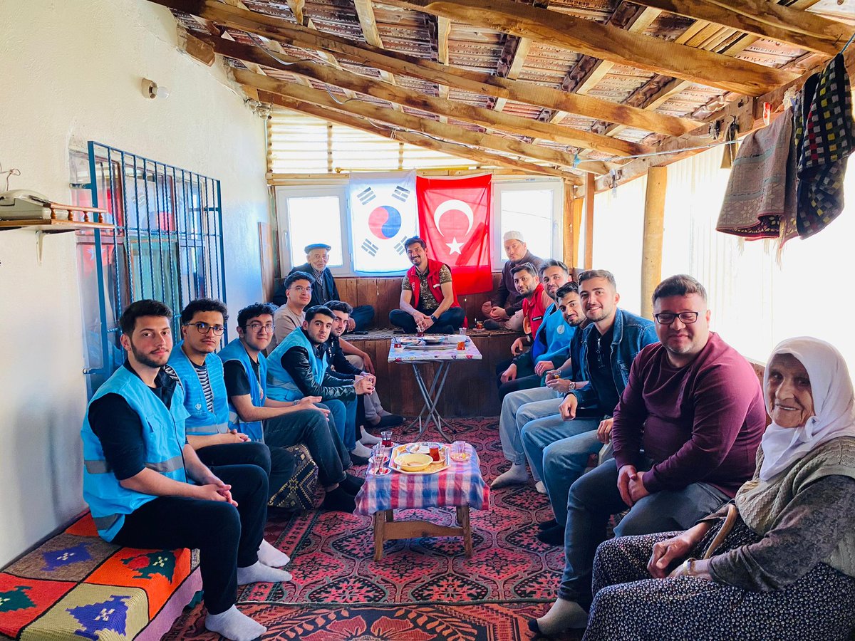 BurdurKYGM's tweet photo. 📍 Oğuzhan Yurdu

İlçemizde bulunan Ambağan Köyü’nde yaşayan 96 yaşındaki Kore Gazisi Mustafa Gök amcamızı ziyaret ettik. 74 yıl önceki anılarını dinleyip gençlerimize verdiği nasihatlerle keyifli bir sohbet gerçekleştirdik. https://t.co/4b3Cg9zNKu