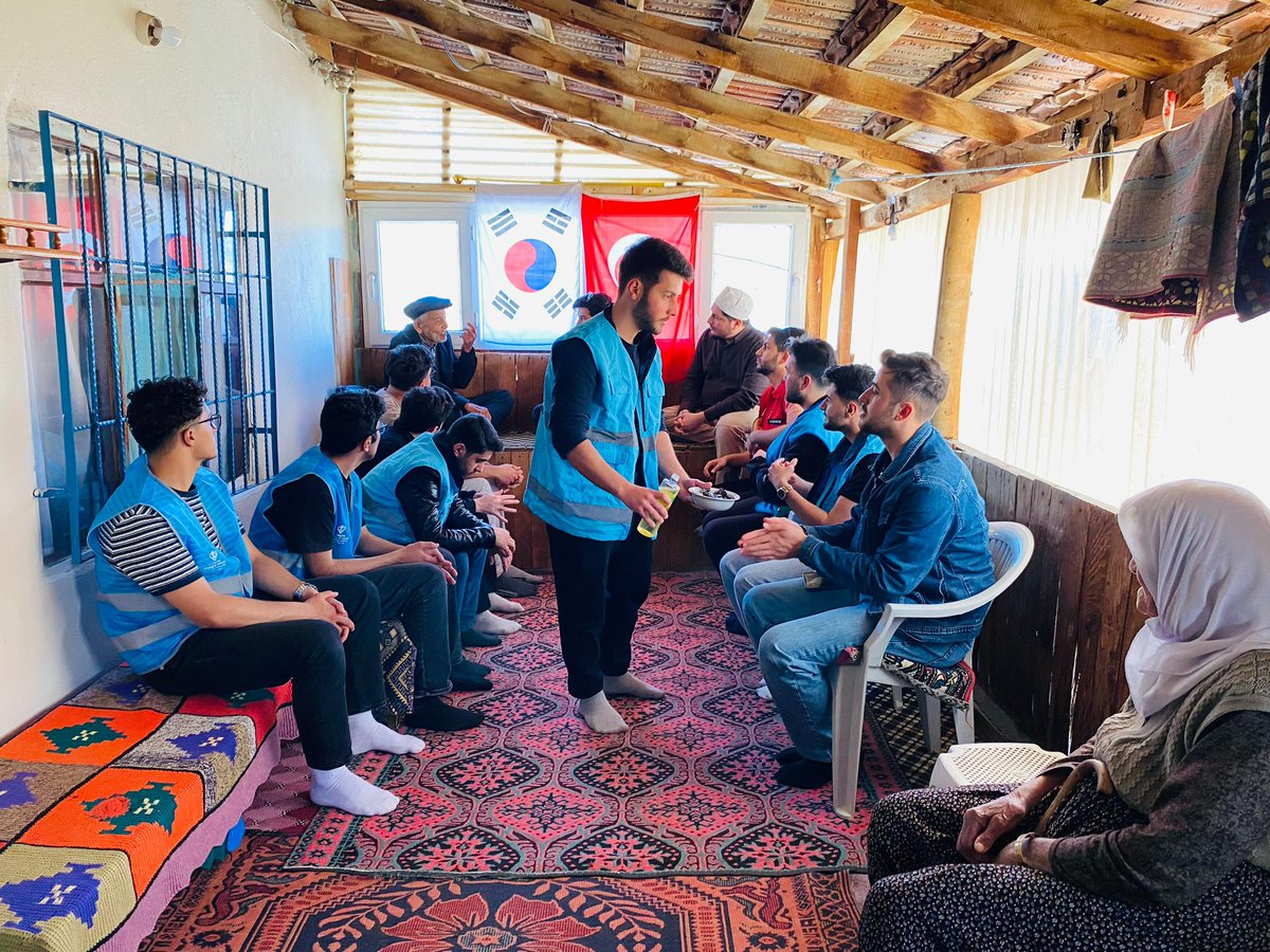 BurdurKYGM's tweet photo. 📍 Oğuzhan Yurdu

İlçemizde bulunan Ambağan Köyü’nde yaşayan 96 yaşındaki Kore Gazisi Mustafa Gök amcamızı ziyaret ettik. 74 yıl önceki anılarını dinleyip gençlerimize verdiği nasihatlerle keyifli bir sohbet gerçekleştirdik. https://t.co/4b3Cg9zNKu