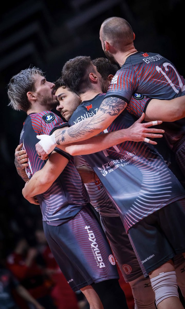 tiebreakcomm's tweet photo. #EfelerLigi || Final serisinde ilk maç, Galatarasay karşısında Ziraat Bankkart'ın oldu.

MS: 3-1 
Setler: 
25-23/20-25/25-21/25-19 

En Skorerler
Nimir Abdelaziz - 20 
Stephen Maar - 21 

Seri: (1-0)
#Final https://t.co/gZWZYZuf5f