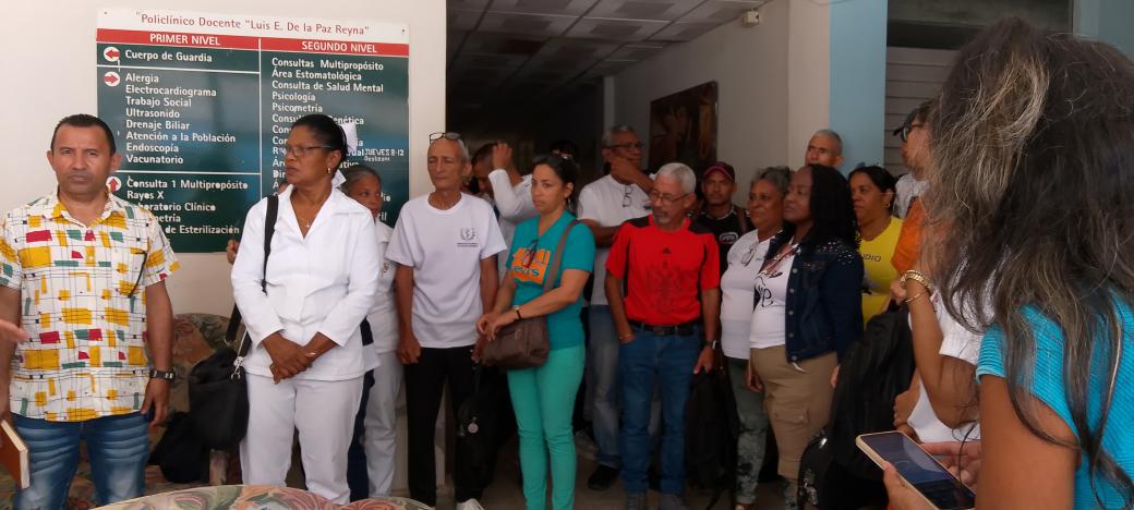 #ConLaFuerzaDeLaUnidad, un equipo de trabajo de la #DPSGranma, realizamos  un fructífero encuentro de trabajo con los trabajadores y pacientes, de la #DGSYara, Policlínico Luis E. de La Paz, y Hogar Materno del municipio #Yara

#CubaPorLaVida
#CubaEstáFirme
#NoMasBloqueo