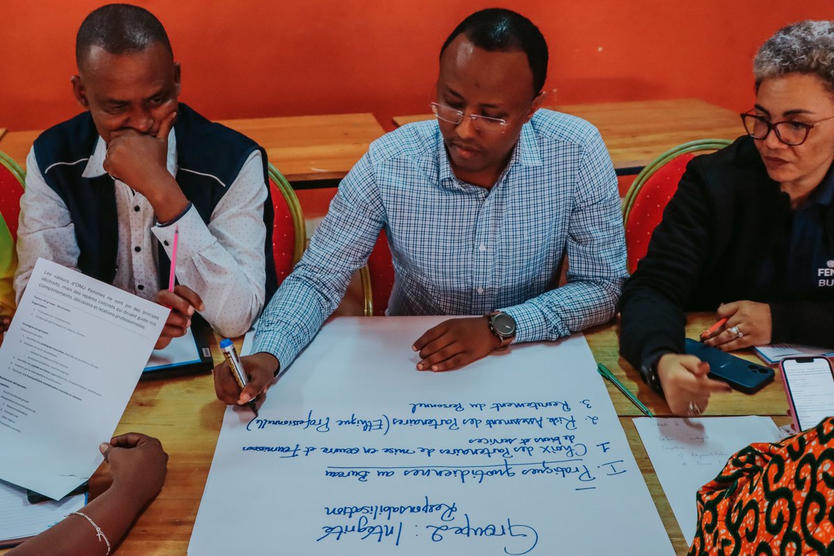 UNWomenBurundi's tweet image. Well-being was highlighted as a key driver of performance. Staff members :💬 “Our values must be lived, not just stated.” 💬 “Talking about well-being changes how we work.” 💬 “These moments reconnect us to our mission.” #Burundi #Teamwork #Leadership #Wellbeing #GenderEquality