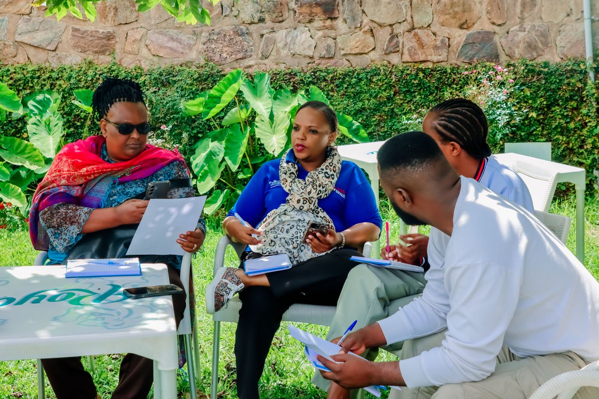 UNWomenBurundi's tweet image. Well-being was highlighted as a key driver of performance. Staff members :💬 “Our values must be lived, not just stated.” 💬 “Talking about well-being changes how we work.” 💬 “These moments reconnect us to our mission.” #Burundi #Teamwork #Leadership #Wellbeing #GenderEquality