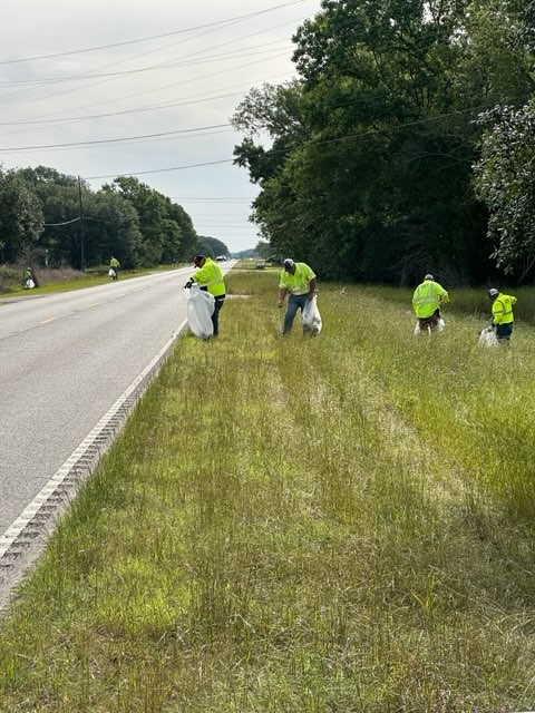 La_DOTD's tweet photo. Our Evangeline Parish Maintenance crews are out along LA 104 today as part of #LoveTheBootWeek! We are dedicated to clearing litter and ensuring our state highways look their best for everyone traveling through the parish.
#KeepLouisianaBeautiful #LitterFreeLA https://t.co/qh0Z3UTZ8W