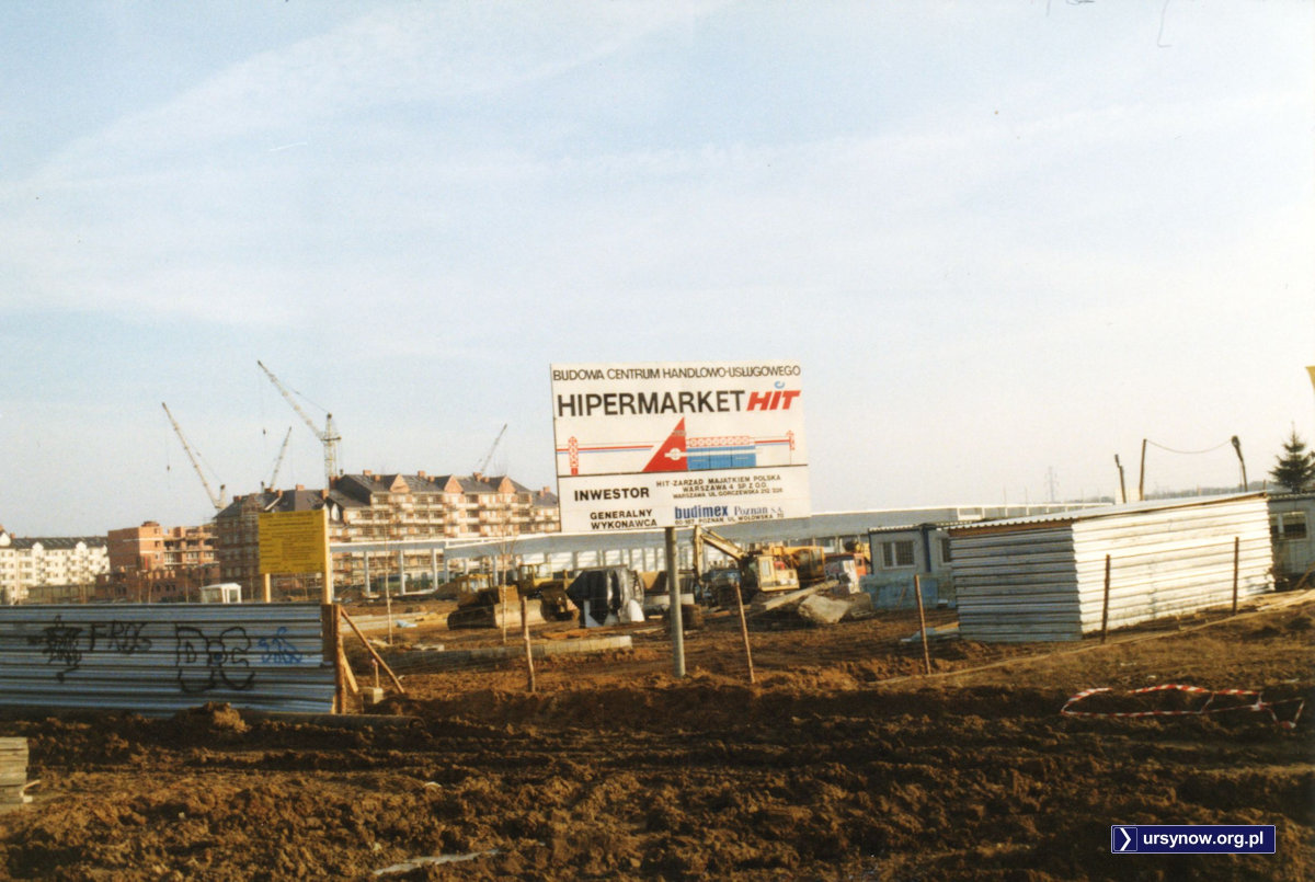 URSYNOW_ORG_PL's tweet photo. 1999, Kabaty. Na pustym polu między blokami rusza budowa hipermarketu Hit. Historia zatacza koło, dziś pole znów jest puste i znów ma się na nim rozpocząć budowa, tym razem nie wielkiego marketu, tylko wielkiego osiedla.
https://t.co/GqeeiFQsSC https://t.co/QVcCkAnAyg