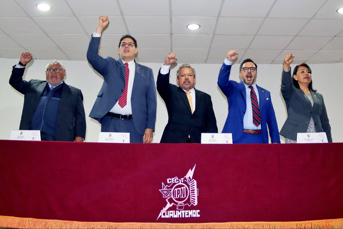 CECyT_7's tweet photo. El Ing. Francisco Javier Méndez Escamilla, rindio protesta como nuevo director del CECyT 7 "Cuauhtémoc", al ser designado por el Dr. Arturo Reyes Sandoval, director general del IPN, junto con autoridades del politécnico al grito de #Huélum toda la #ComunidadCECyT7 https://t.co/ZpfERmNEN8