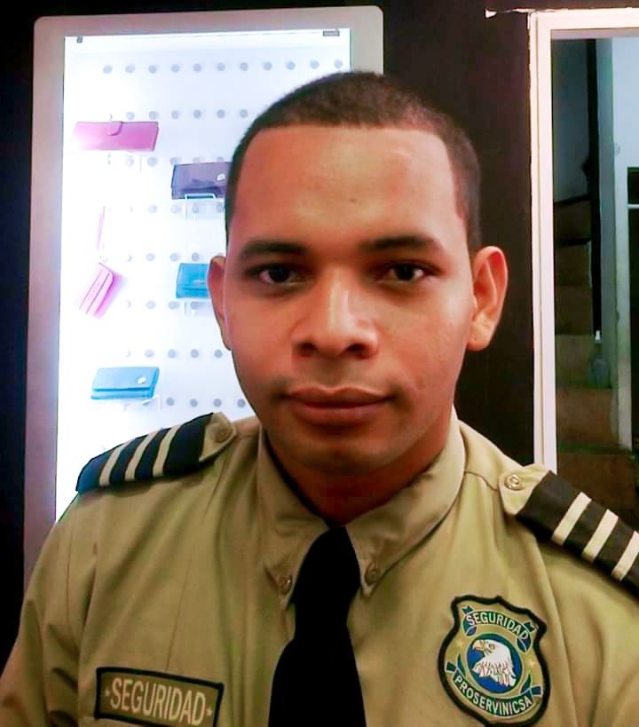 MARCOS ANTONIO SAMORIO ANDERSON
¡PRESENTE!

Fue impactado por tres balazos disparados desde una camioneta con paramilitares quienes reprimían a manifestantes en el sector del Zumen, en Managua. Tenía 29 años, obrero. Una de sus hijas nació tres meses después del asesinato.